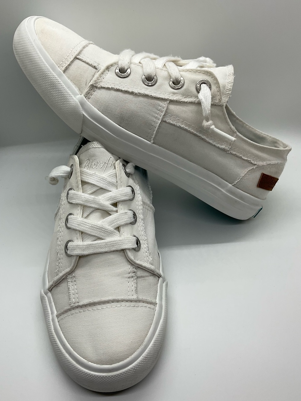 Blowfish Malibu "Maxine" Distressed women's white canvas low-top sneakers SIZE 8